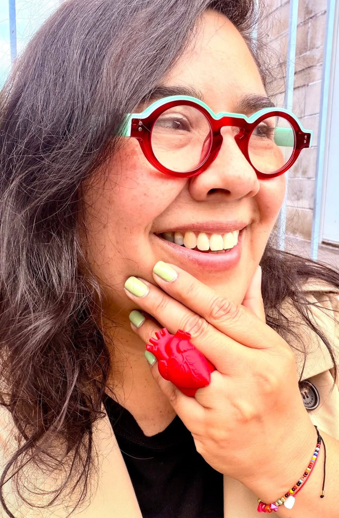 Primer plano de mujer usando el anillo corazón de CATE