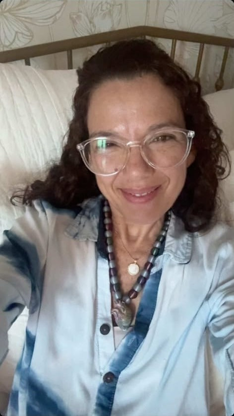 Selfie de mujer usando collar de cuentas CATE