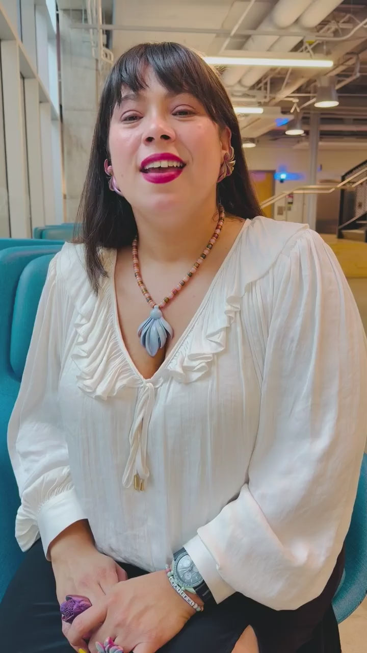 Cateryn Añez, fundadora de CATE, mostrando piezas de joyería escultórica en un paisaje de frailejones